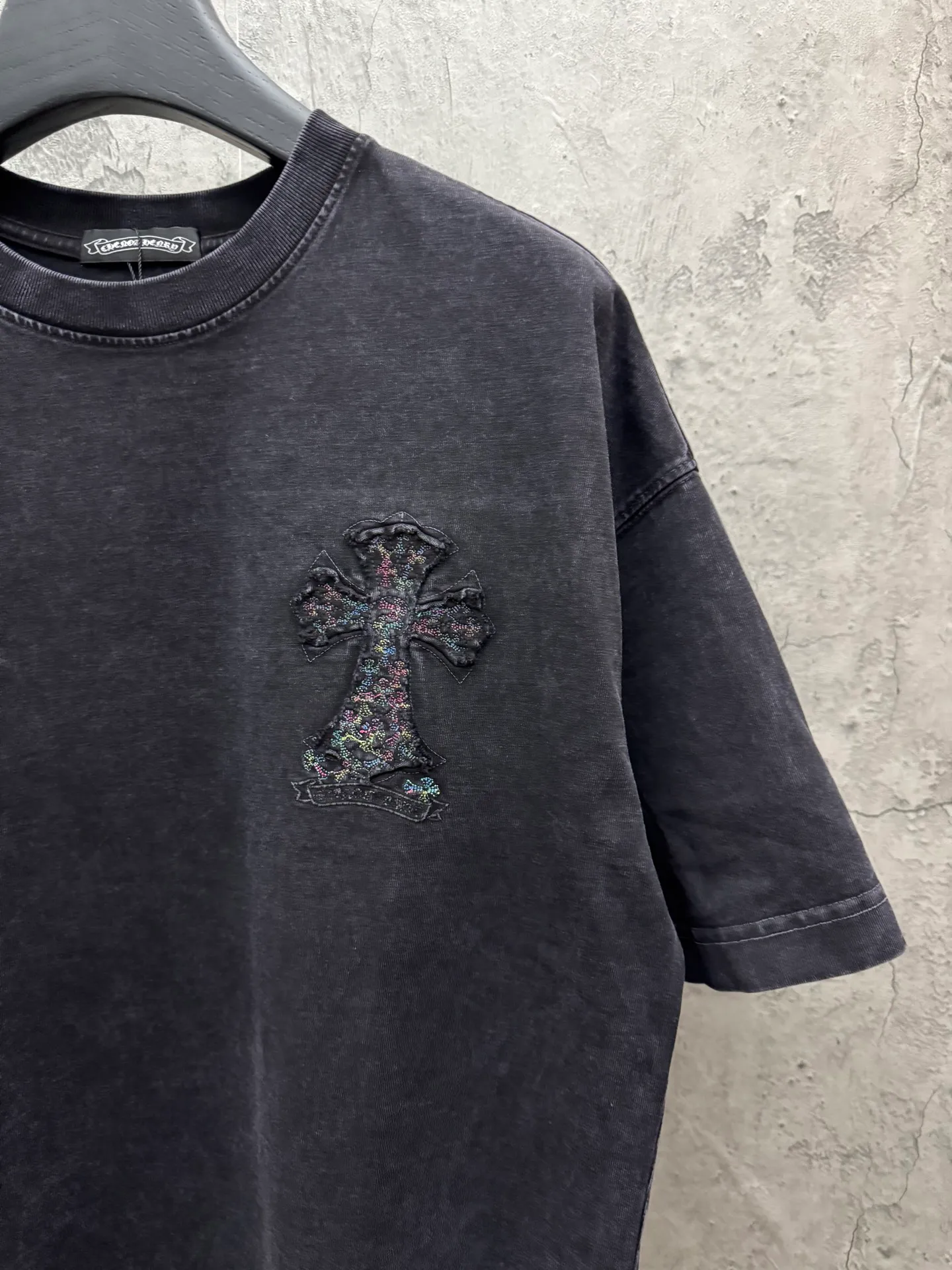 P230 top version, real shot without P, ​​different from market currency) 𝗖𝗵𝗿𝗼𝗺𝗲 𝗛𝗲𝗮𝗿𝘁𝘀/Croxin 2026 spring new original single counter American washed patch embroidered couple short sleeves 👑The highest version! Customized fabric 320 grams, washed and fried. Best-selling model at the counter. Very comfortable to wear. Accessories: Original molded and authenticated collar label➕100% silk wash label. Genuine purchase-grade original hangtag➕matching hanging rope➕3D hanging beads➕original packaging bag. Craftsmanship: The original version has consistent wiring! The highest version of the armhole matching technique! Color: Gray Black Size: S M L XL Style No.: 6619